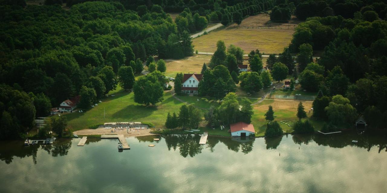 Fountain Point Hotel Suttons Bay ภายนอก รูปภาพ